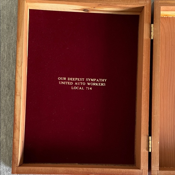 Holy Bible in Cedar Wood Presentation Box - Picture 6 of 16